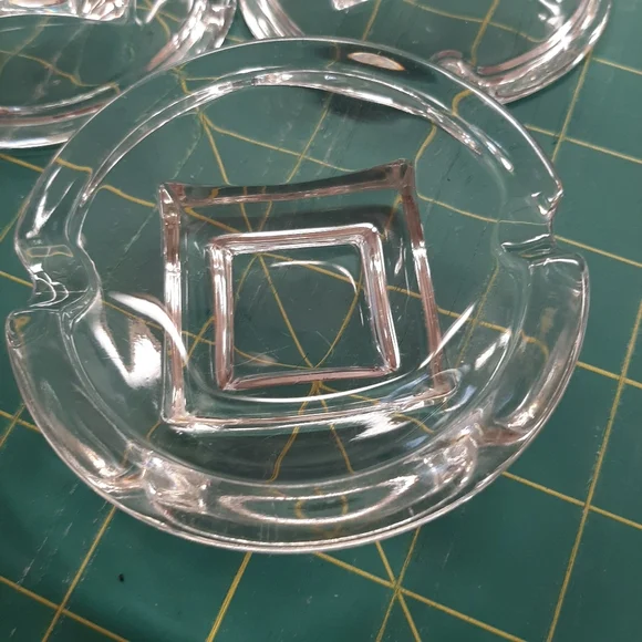 SET OF 3 GLASS ASHTRAYS - Picture 7 of 9